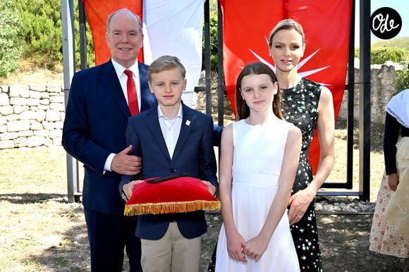Jacques, marquis des Baux-de-Provence, y a reçu les clés de la ville lors d’une cérémonie symbolique.

 Le prince Albert II de Monaco, la princesse Charlène de Monaco, le prince Jacques de Monaco, marquis des Baux et la princesse Gabriella de Monaco lors de leur visite officielle aux Baux-de-Provence, France, le 5 septembre 2026. © Bruno Bebert/Bestimage
