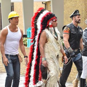 Le monde du spectacle rend hommage à un créateur de tubes intergénérationnels incontournables.
Victor Willis, Angel Morales, Chad Freeman, James Lee, James Kwong Jr, Jeffrey James "J.J." Lippold - Le groupe Village People pendant le tournage du show "This Morning" devant les studios ITV à Londres, le 19 mars 2019.
© Bestimage