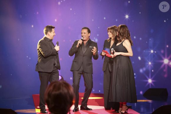 Exclusif - Caterina Murino, Laurent Gerra, Dany Brillant, Faustine Bollaert, pour les surprises lors de l'enregistrement de l'émission "La Boîte à secrets", présentée par F.Bollaert et diffusée le 10 octobre 2025 sur France 3, dans les studios du Lendit à Saint-Denis, Seine Saint-Denis, France, le 22 septembre 2025. © Jack Tribeca/Bestimage