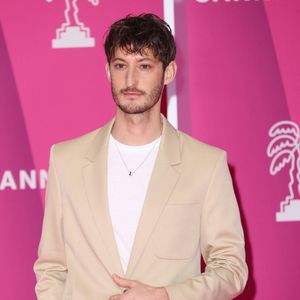 Pierre Niney a une autre soeur, Manon, qui vivrait quant à elle sur l'île d'Yeu, avec leurs parents désormais retraités, et qui serait en charge de la petite enfance à la mairie.

Pierre Niney à la projection de la série "Fiasco" lors de la 7ème saison de 'CanneSeries' à Cannes le 8 avril 2024. Crédit Denis Guignebourg/Bestimage