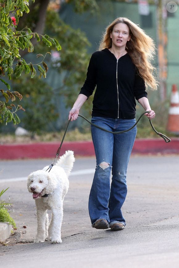 Rapportant ce qu'il fallait faire pour connaître un tel destin. Ça vous intéresse ? Comme on vous comprend.



Justine Musk, l'ex-épouse d'Elon Musk, promène son chien, le 22 juin 2022 à Los Angeles. Photo by Splash News/ABACAPRESS.COM
