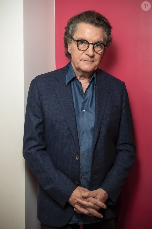 Loin des plateaux et des projecteurs, Jean-Jacques Goldman confirme qu’une absence médiatique peut renforcer, et non affaiblir, l’attachement du public.

Exclusif - Francis Cabrel en backstage de l'enregistrement de l'émission "Serge Lama, le dernier rappel" présentée par F. Bollaert, diffusée le vendredi 21 novembre 2025 sur France 3 à 21h10, au théâtre Marigny à Paris, France, le 29 avril 2025. © Clovis-Moreau/Bestimage