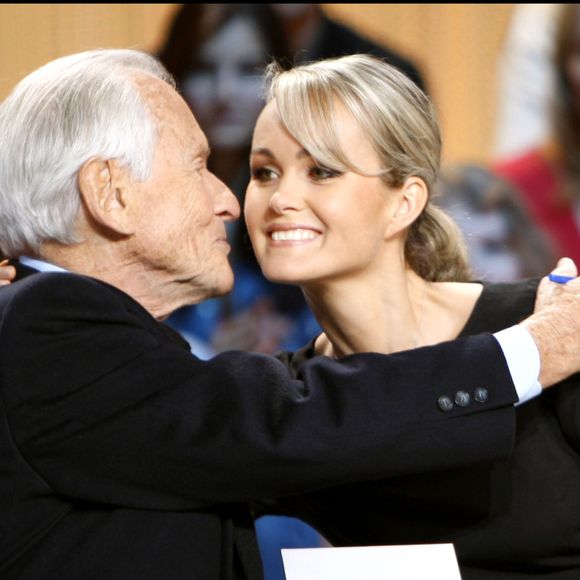 Laeticia Hallyday et Jean D'Ormesson sur le plateau du Grand Journal de Canal+ en 2006 - © Daniel Angeli Bestimage