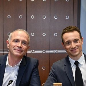 Le présentateur et producteur Hugo Clément et le présentateur et créateur de contenus Samuel Etienne arrivent pour son audition devant la Commission d'enquête sur la neutralité, le fonctionnement et le financement de l'audiovisuel public à l'Assemblée nationale française à Paris le 24 février 2026. Photo by Firas Abdullah/ABACAPRESS.COM