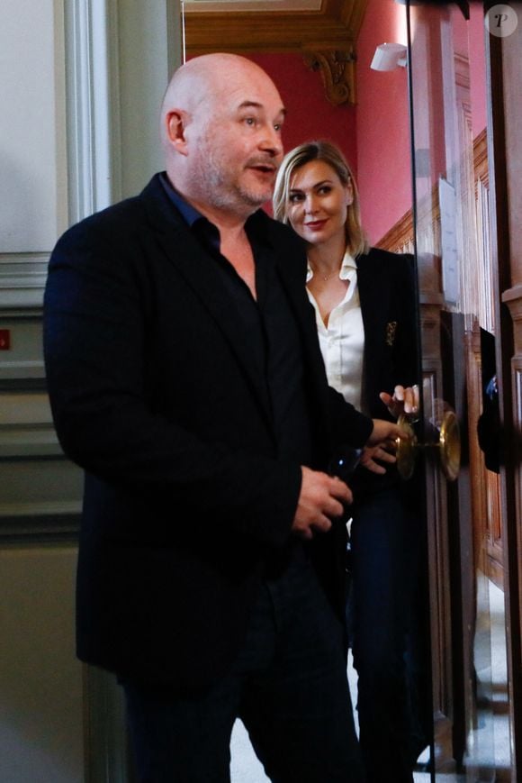 Pourtant accusé de viols et agressions sexuelles, la station de radio aurait eu des "discussions très avancées" avec l'animateur.

Sébastien Cauet et sa compagne Nathalie Dartois - Suspendu de l'antenne après une enquête pour viol, Sébastien Cauet réclame en justice son retour sur NRJ au tribunal de commerce de Paris, France, le 18 mars 2024. © Christiophe Clovis/Bestimage