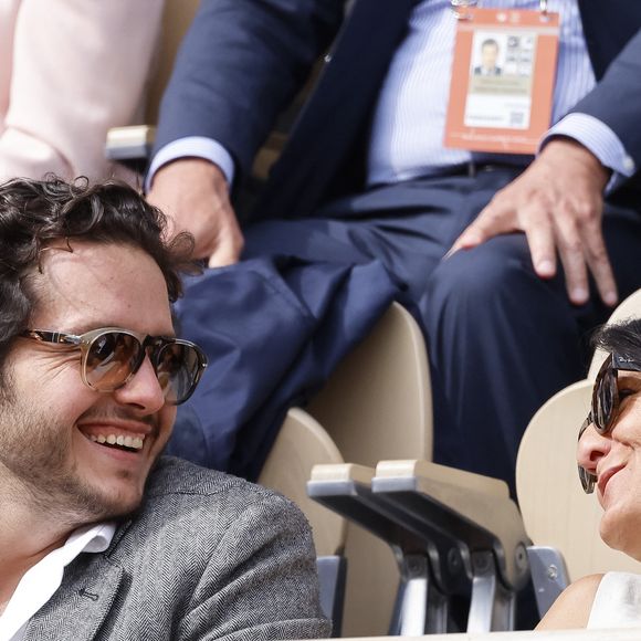ils sont bien venus ensemble à cette avant-première très attendue comme l'a repéré "Paris Match"

Florence Foresti et son compagnon Alexandre Kominek - People dans les tribunes lors des Internationaux de France de Tennis de Roland Garros 2022 à Paris le 29 mai 2022. © Cyril Moreau/Bestimage