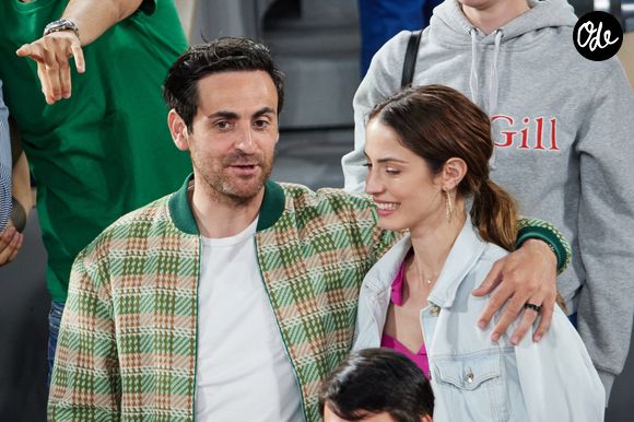 Camille Combal et sa femme Marie en tribunes lors des Internationaux de France de tennis de Roland Garros 2023, à Paris, France, le 6 juin 2023. © Jacovides-Moreau/Bestimage