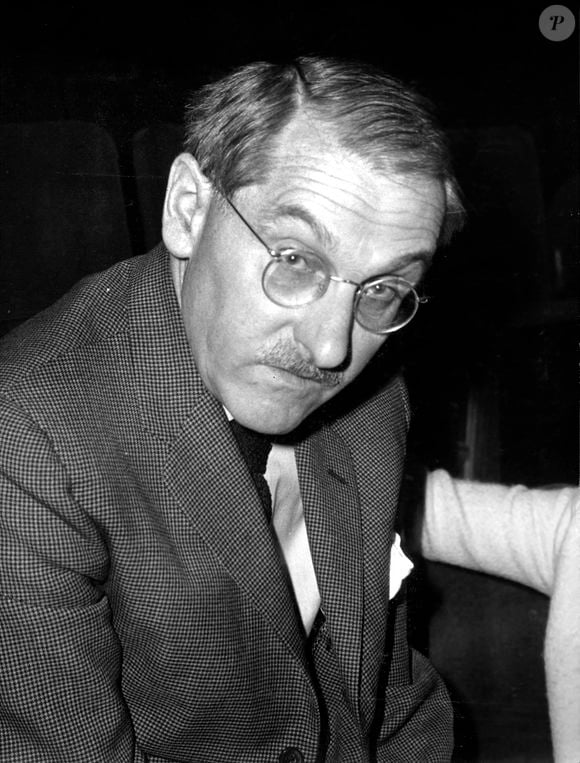 Cette maison appartenait à son grand-père, l’écrivain Jean Anouilh.


27 avril 1968, Paris, France — Le compositeur et dramaturge français Jean Anouilh prépare son prochain spectacle au théâtre La Gaîté-Montparnasse à Paris. Lui et ses interprètes participent à un cocktail de presse dans ce même théâtre. Sur la photo, Jean conseille l’une de ses interprètes, Marguerite Cassan.
(Crédit photo : Keystone Press Agency / ZUMA Press Wire)