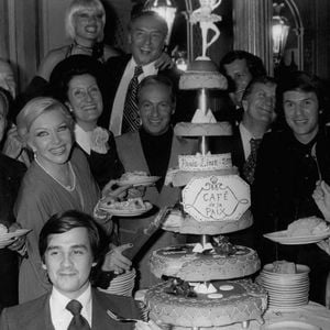 Nate Jacobson était le président du Caesar Palace

Le 01 octobre 1976 - Sur la photo : Line Renaud, Tino Rossi, Thierry le Luron, Guy Lux, Loulou Gaste (le mari de Line Renaud), Pierre Mondy, et Salvatore Adamo.  Photo par Keystone Press Agency/ZUMA Press Wire/ABACAPRESS.COM