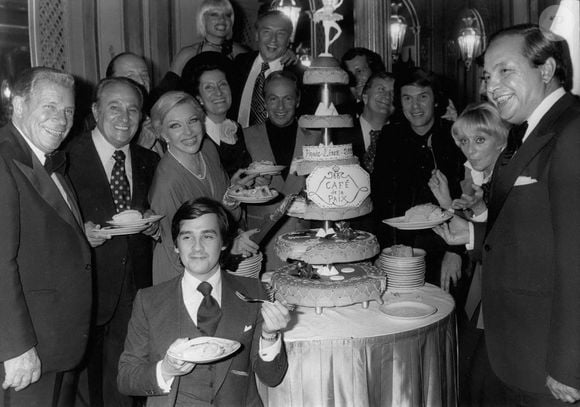 Nate Jacobson était le président du Caesar Palace

Le 01 octobre 1976 - Sur la photo : Line Renaud, Tino Rossi, Thierry le Luron, Guy Lux, Loulou Gaste (le mari de Line Renaud), Pierre Mondy, et Salvatore Adamo.  Photo par Keystone Press Agency/ZUMA Press Wire/ABACAPRESS.COM