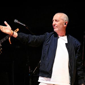 Nice Jazz Fest 2025 à Nice - Jour 2 - Gad Elmaleh sur la scène Massena pour le dernier morceau du concert, le 25 juillet 2025. 
© Bruno Bebert / Bestimage