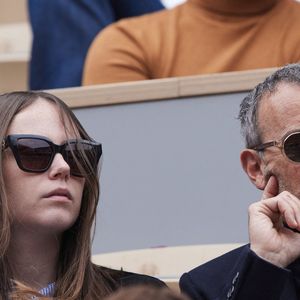 Elie Semoun et sa compagne Aude Fraineau dans les tribunes au même moment dans les tribunes des Internationaux de France de tennis de Roland Garros 2024 à Paris, France, le 2 juin 2024. © Jacovides-Moreau/Bestimage