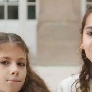 Aujourd'hui âgée de 14 ans, Lila Debbouze se passionne pour les comédies musicales


Lila Debbouze (en blanc), la fille de Mélissa Theuriau et Jamel Debbouze, fait une première apparition remarquée à la télévision dans le documentaire "Le Temps des femmes", diffusé sur France 2 et produit par sa mère.

© Capture TV France 2 via Bestimage