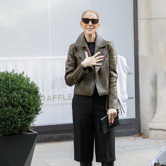 Céline Dion - Céline Dion acclamée par ses fans à la sortie du palace Royal Monceau à Paris le 31 août 2026
©Marc Ausset Lacroix / Bestimage