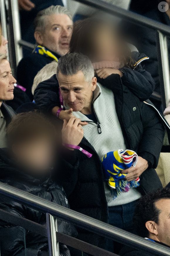 Guillaume Canet et ses enfants Marcel et Louise dans les tribunes du match de qualification de la Coupe du monde 2026 entre la France contre l'Ukraine (4-0) au Parc des Princes à Paris le 13 novembre 2025. © Cyril moreau/Bestimage