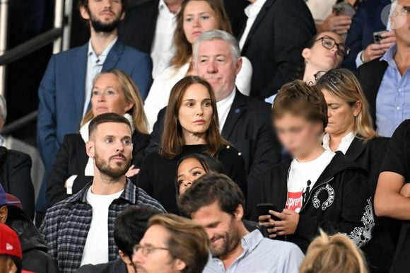Natalie Portman et son fils Aleph, Christina Milian et son mari M. Pokora (Matt Pokora) - Célébrités dans les tribunes lors du match de qualification pour la Coupe du Monde 2026 entre la France et l'Islande (2-1) au Parc des Princes à Paris le 9 septembre 2025. © Lionel Urman/Bestimage