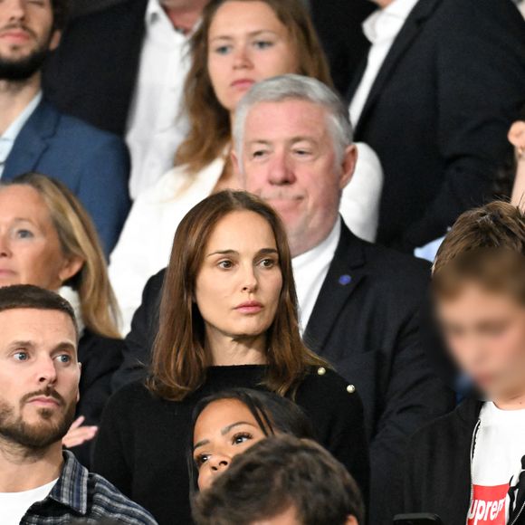 Natalie Portman et son fils Aleph, Christina Milian et son mari M. Pokora (Matt Pokora) - Célébrités dans les tribunes lors du match de qualification pour la Coupe du Monde 2026 entre la France et l'Islande (2-1) au Parc des Princes à Paris le 9 septembre 2025. © Lionel Urman/Bestimage