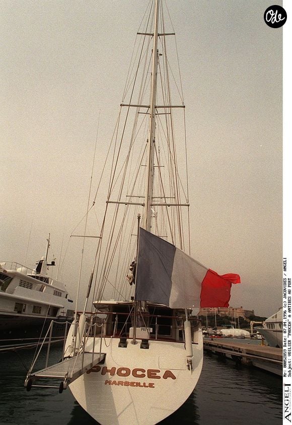« Le Phocéa amarré dans le port d’Antibes. Ce voilier de luxe, qui a successivement appartenu au navigateur Alain Colas, à l’homme d’affaires Bernard Tapie, à Mouna Ayoub et à Xavier Niel, a coulé en Malaisie en février 2021 à la suite d’un incendie. Photo : Dominique Jacovides / Bestimage. »