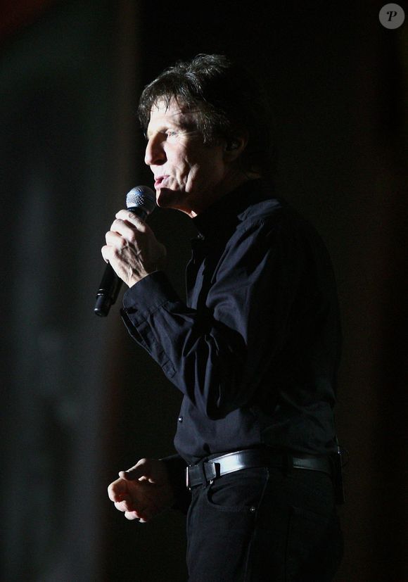Mais si, 50 ans après avoir connu la gloire, l'artiste, aujourd'hui âgé de 84 ans, chante toujours de temps en temps, il coule depuis une vingtaine d'années une paisible retraite, dans sa maison d'Auribeau-sur-Siagne, dans les Alpes-Maritimes.

Le chanteur français Pierre Charby se produit lors du concert de la Tournée des Idoles d'Age Tendre et Têtes de Bois à Perpignan, le 9 novembre 2013. Michel Clementz/ABACAPRESS.COM