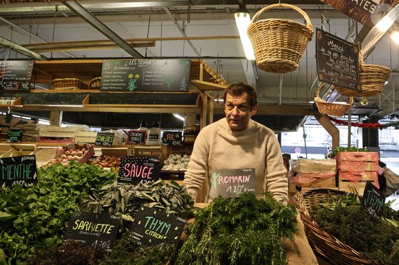 Visuellement, l'enfant préfère immédiatement le gâteau qu'ils ont préparé, le trouvant bien plus beau.

Exclusif - Laurent Mariotte à la rencontre des commerçants du Marché des Capucins à Bordeaux, lors du tournage de son émission culinaire "Les petits plats de Laurent", le 21 janvier 2026.
© Fabien Cottereau / Bestimage