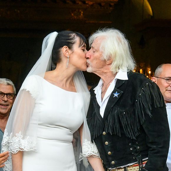 Murielle Mégevand et Hugues Aufray s'embrassent sur le parvis de l'église - Mariage d'Hugues Aufray et de Murielle Mégevand à l’église Saint-Vigor de Marly-Le Roy, France, le 2 septembre 2023. © Agence / Bestimage