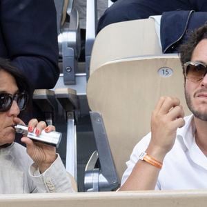 Florence Foresti et son compagnon Alexandre Kominek - People dans les tribunes lors des Internationaux de France de Tennis de Roland Garros 2022 à Paris le 29 mai 2022. © Cyril Moreau/Bestimage