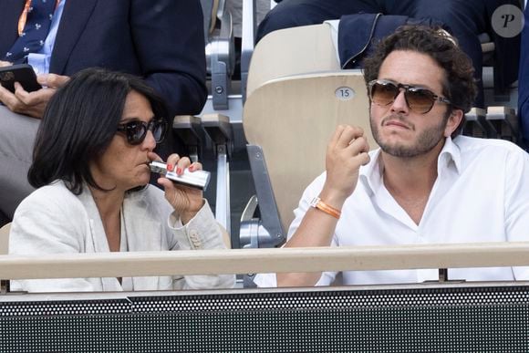 Florence Foresti et son compagnon Alexandre Kominek - People dans les tribunes lors des Internationaux de France de Tennis de Roland Garros 2022 à Paris le 29 mai 2022. © Cyril Moreau/Bestimage