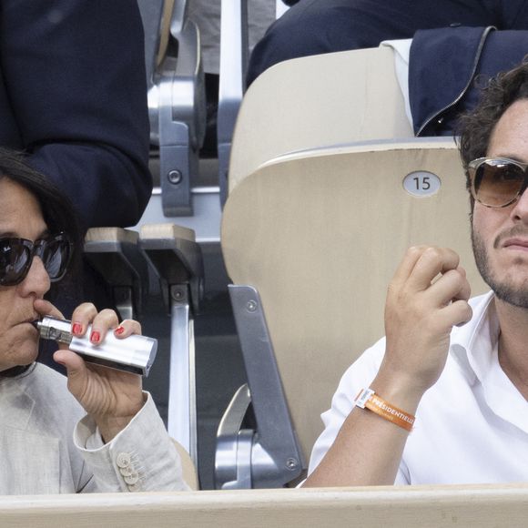 Florence Foresti et son compagnon Alexandre Kominek - People dans les tribunes lors des Internationaux de France de Tennis de Roland Garros 2022 à Paris le 29 mai 2022. © Cyril Moreau/Bestimage