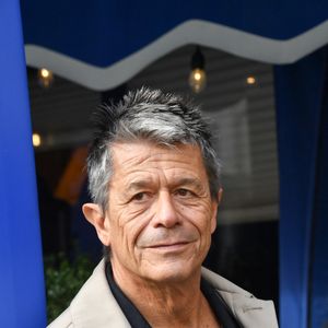 Emmanuel Carrère - E.Carrère ("Kolkhoze") et N.Allan ("Les bons voisins"), lauréats respectifs du "Prix Médicis" et du "Prix Médicis Etranger" au restaurant La Méditerranée à Paris, le 5 novembre 2025. 
© PixPlanete / Bestimage