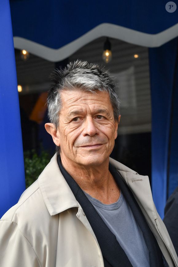Emmanuel Carrère - E.Carrère ("Kolkhoze") et N.Allan ("Les bons voisins"), lauréats respectifs du "Prix Médicis" et du "Prix Médicis Etranger" au restaurant La Méditerranée à Paris, le 5 novembre 2025. 
© PixPlanete / Bestimage