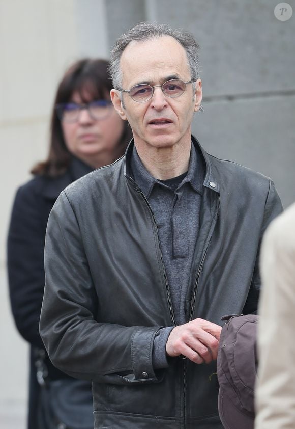 Jean-Jacques Goldman et Maxime Le Forestier lors des obsèques de Véronique Colucci au cimetière communal de Montrouge, le 12 avril 2018. @Agence / Bestimage