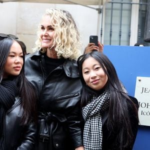 Laeticia Hallyday, ses filles Joy et Jade lors de l'inauguration d'une plaque commémorative en hommage à Johnny Hallyday devant l'immeuble où le chanteur français a grandi dans le 9ème arrondissement de Paris, France, le 22 décembre 2023. © Dominique Jacovides/Bestimage