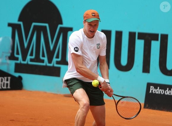 L’Américain de 24 ans doit suivre des séances thérapeutiques quotidiennes

Jenson Brooksby des Etats-Unis pendant le tournoi de tennis Mutua Madrid Open 2022 le 3 mai 2022 au stade Caja Magica à Madrid, Espagne. Photo par Laurent Lairys/ABACAPRESS.COM