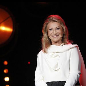 Même si elle avoue que l'exercice devient plus difficile avec le temps, l'octogénaire s'accroche avec détermination pour maintenir cette forme incroyable.

Exclusif - Sheila lors de la soirée L'année de la déprime (et même un peu plus...) aux Folies Bergère à Paris le 29 novembre 2021.

© Alain Guizard / Bestimage