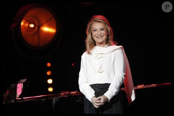 Même si elle avoue que l'exercice devient plus difficile avec le temps, l'octogénaire s'accroche avec détermination pour maintenir cette forme incroyable.

Exclusif - Sheila lors de la soirée L'année de la déprime (et même un peu plus...) aux Folies Bergère à Paris le 29 novembre 2021.

© Alain Guizard / Bestimage