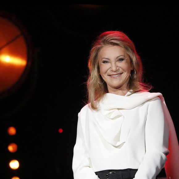 Même si elle avoue que l'exercice devient plus difficile avec le temps, l'octogénaire s'accroche avec détermination pour maintenir cette forme incroyable.

Exclusif - Sheila lors de la soirée L'année de la déprime (et même un peu plus...) aux Folies Bergère à Paris le 29 novembre 2021.

© Alain Guizard / Bestimage