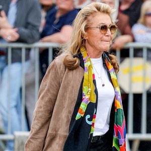 Sheila arrive aux obsèques de Françoise Hardy au crématorium du cimetière du Père-Lachaise à Paris, France, le 20 juin 2024. 

© Jacovides-Moreau/Bestimage