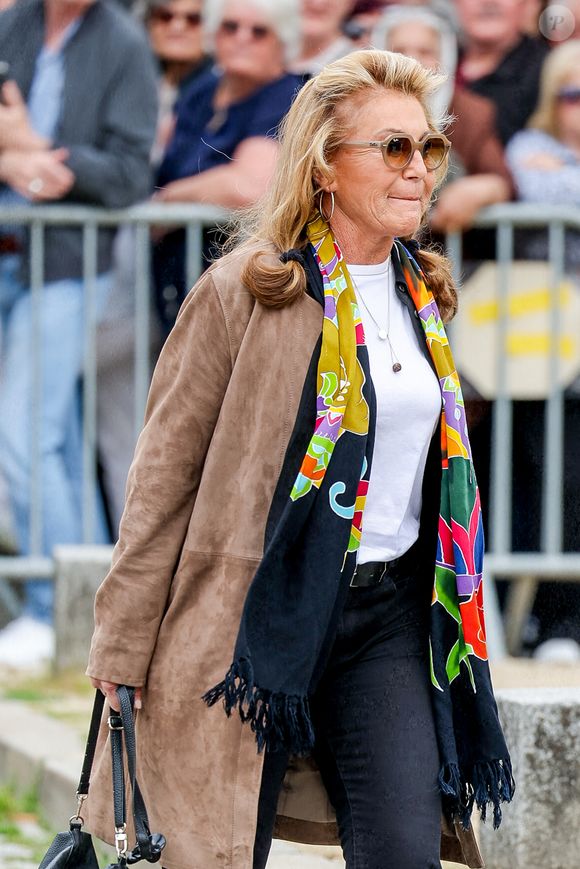 Sheila arrive aux obsèques de Françoise Hardy au crématorium du cimetière du Père-Lachaise à Paris, France, le 20 juin 2024. 

© Jacovides-Moreau/Bestimage