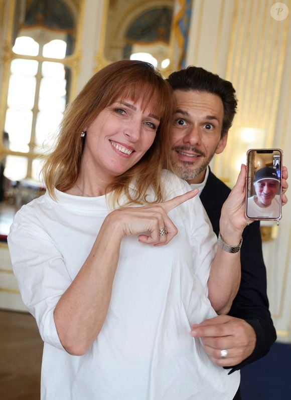 Exclusif - Stéfanie Jarre et son compagnon Laurent Arcaro en Face Time avec Michel Drucker - Michel Drucker assiste en FaceTime à la cérémonie de remise des insignes de commandeure de l'ordre national du mérite à Jacqueline Franjou 
DOMINIQUE JACOVIDES / BESTIMAGE