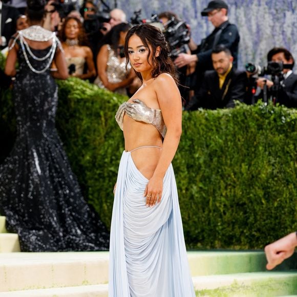De Léna Situations à Kim Kardashian, le tapis rouge a vu défiler les personnalités les plus influentes du moment dans des tenues époustouflantes.

Léna Situations au Met Gala 2026, célébrant "Costume Art" au Metropolitan Museum of Art à New York.

©Bestimage