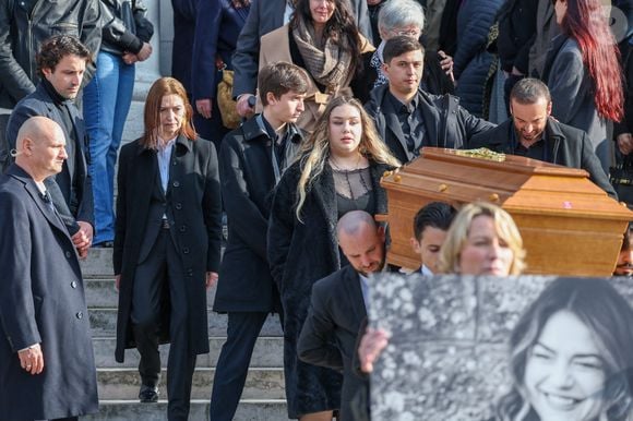 Maël Ferracci, Milla Savarese, la fille de la défunte, Enzo Ferracci et le veuf Michel Ferracci à la sortie des obsèques d'Emilie Dequenne au cimetière Père Lachaise à Paris, France, le 26 mars 2025. © Cyril Moreau/Bestimage