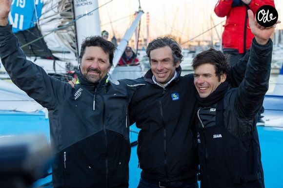 Il souffrait d’un cancer contre lequel il se battait depuis plusieurs années.

Le Podium du Vendée Globe 2024-2025 - Yoann Richomme (2e), Charlie Dalin (1er) et Sébastien Simon (3e) - Les Sables d'Olonne le 17/01/2025.
Alexis Courcoux/Psnewz/Bestimage