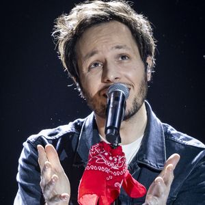 Le 8 janvier dernier, le chanteur a publié sur Instagram deux photos où on le voit allongé sur son canapé. 

Exclusif - Vianney (Artiste masculin de l’année) sur la scène des 39èmes Victoires de la Musique à la Seine Musicale à Paris. Le 7 février 2024
© Cyril Moreau / Bestimage