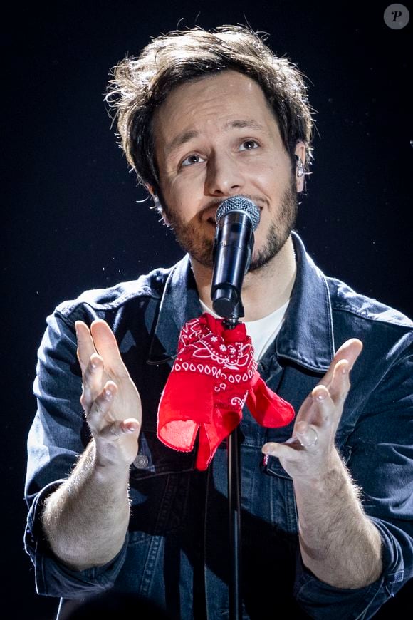 Le 8 janvier dernier, le chanteur a publié sur Instagram deux photos où on le voit allongé sur son canapé. 

Exclusif - Vianney (Artiste masculin de l’année) sur la scène des 39èmes Victoires de la Musique à la Seine Musicale à Paris. Le 7 février 2024
© Cyril Moreau / Bestimage