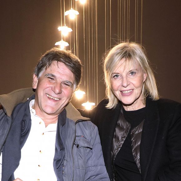 Exclusif - Chantal Ladesou avec Tex en backstage lors de la soirée "Des voix pour la vie" à l' Alhambra, au profit des associations Neuf de Coeur et Adrien. Paris, le 20 novembre 2023. © Cédric Perrin/Bestimage