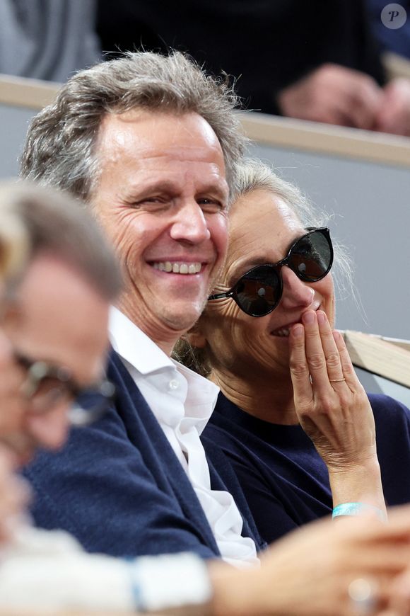 Anne-Sophie Lapix et son mari Arthur Sadoun en tribunes lors des Internationaux de France de Tennis de Roland Garros 2025, à Paris, France, le 6 juin 2025. © Jacovides-Moreau/Bestimage