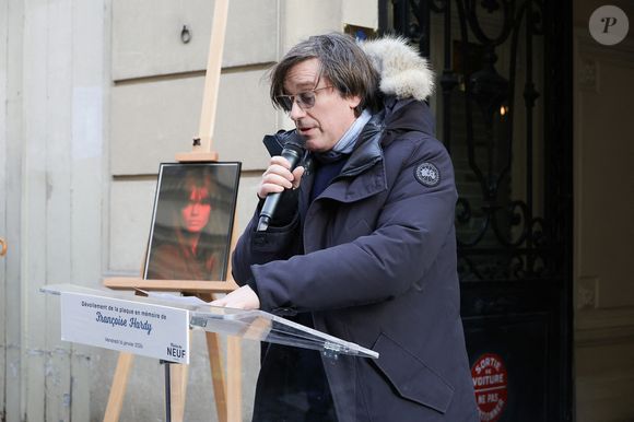 Thomas Dutronc - Dévoilement d'une plaque commémorative en hommage à Françoise Hardy (veille de ce qui aurait été le 82ème anniversaire) apposée sur la façade du 24 rue d'Aumale à Paris, France, le 16 janvier 2026, où la chanteuse a vécu son enfance et son adolescence jusqu'à ses premiers succès. En présence des élèves du département théâtre et jazz du Conservatoire municipal Nadia et Lili Boulanger. © Coadic Guirec/Bestimage