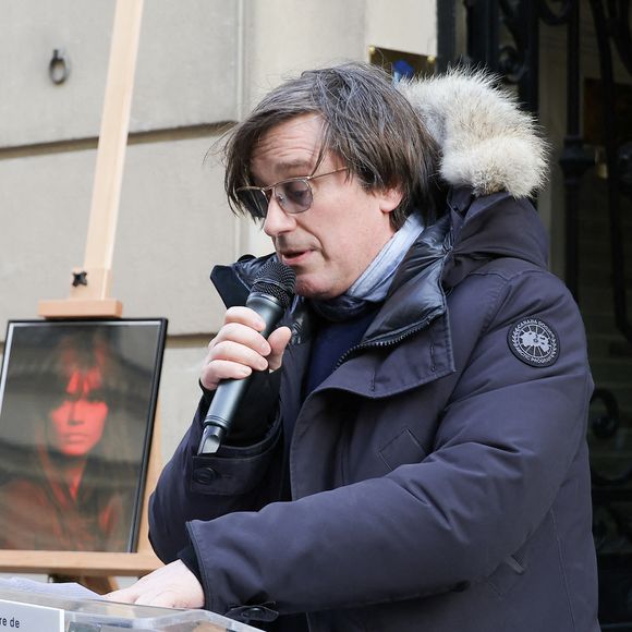 Thomas Dutronc - Dévoilement d'une plaque commémorative en hommage à Françoise Hardy (veille de ce qui aurait été le 82ème anniversaire) apposée sur la façade du 24 rue d'Aumale à Paris, France, le 16 janvier 2026, où la chanteuse a vécu son enfance et son adolescence jusqu'à ses premiers succès. En présence des élèves du département théâtre et jazz du Conservatoire municipal Nadia et Lili Boulanger. © Coadic Guirec/Bestimage