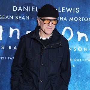 Un retour au cinéma porté par son fils Ronan Day-Lewis, fruit de ses amours avec Rebecca Miller .

Daniel Day-Lewis lors de l'avant-première du film "Anémone" au Pathé Palace, le 23 Février 2026 à Paris.

© Denis Guignebourg/Bestimage