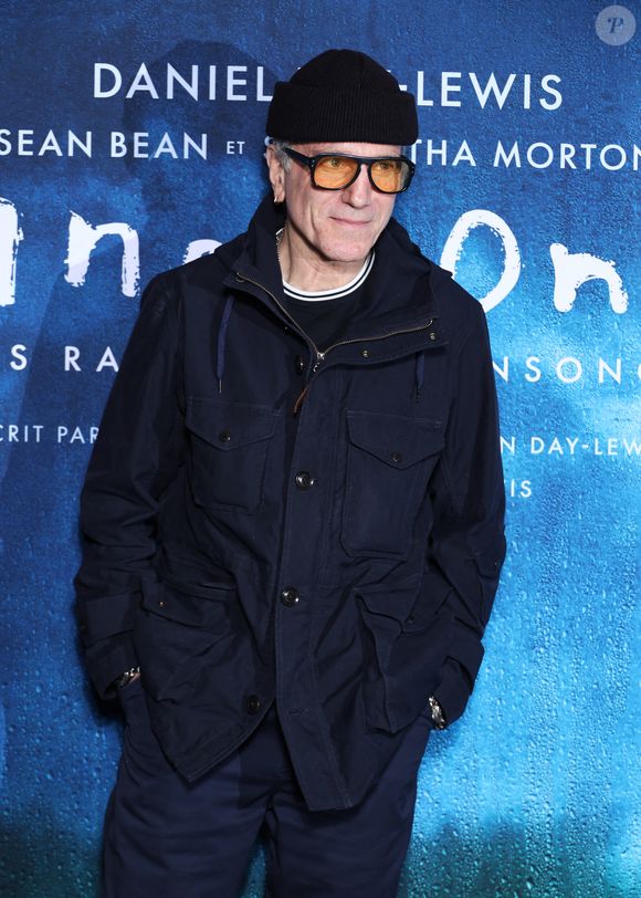 Un retour au cinéma porté par son fils Ronan Day-Lewis, fruit de ses amours avec Rebecca Miller .

Daniel Day-Lewis lors de l'avant-première du film "Anémone" au Pathé Palace, le 23 Février 2026 à Paris.

© Denis Guignebourg/Bestimage